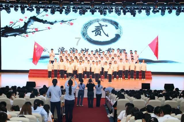 他是铁匠出生一战成名，赢得了“万岁军”的称号，73岁长眠八宝山